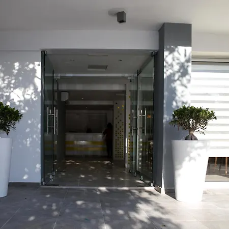 Flora Maria Apartmanhotel Ajía Nápa