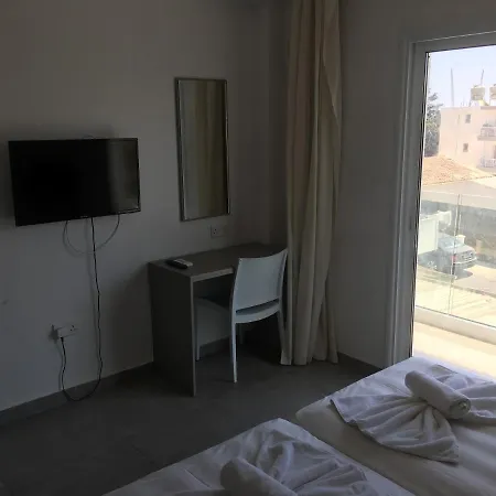 Flora Maria Aparthotel 3*