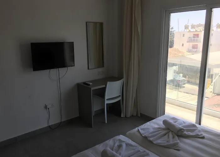 Flora Maria Aparthotel 3*